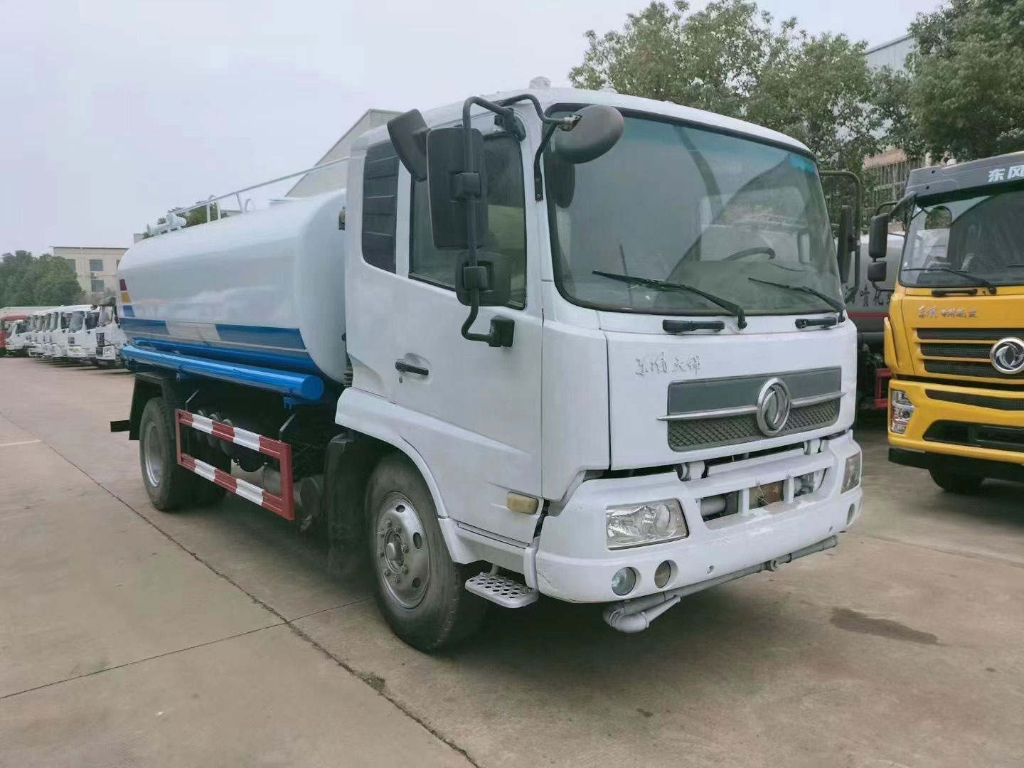 شاحنة صهريج مياه Dongfeng 12CBM لتنظيف الشوارع